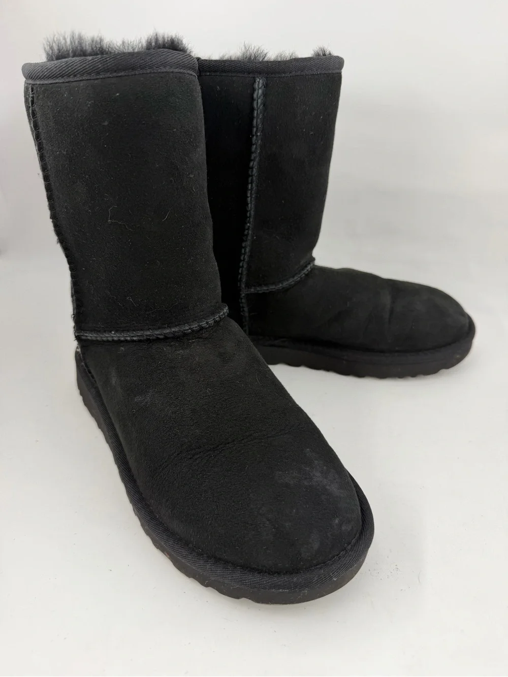 Ugg Women’s Classic Short II -SZ 6- Black Sheepskin Winter Comfort Boots